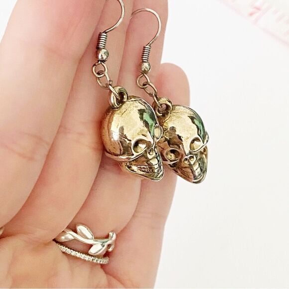 Silver skull Halloween spooky drop earrings - Picture 4 of 6